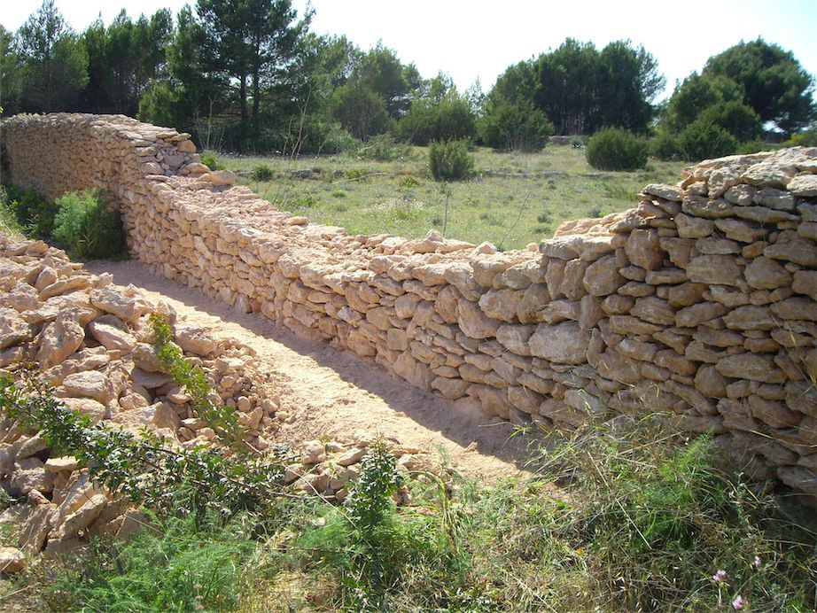 Elevación de la pared de piedra